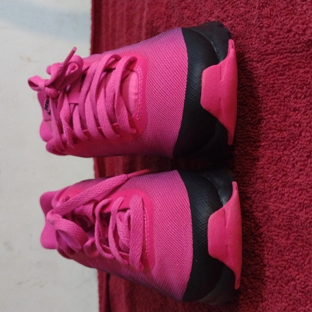 Women's Nike air max athletic shoes